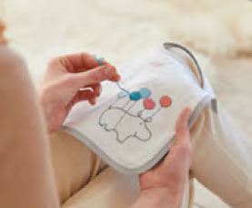 DMC 刺しゅうキット RK207 Floating Hippo Bib 空飛ぶカバさん刺繍ビブ【KY】フリーステッチキット