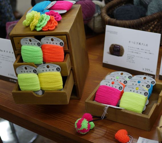 小巻Cafe デミネオン ダルマ毛糸 【KY】 20m巻 Demi NEON ネオン 蛍光 毛糸 編み物
