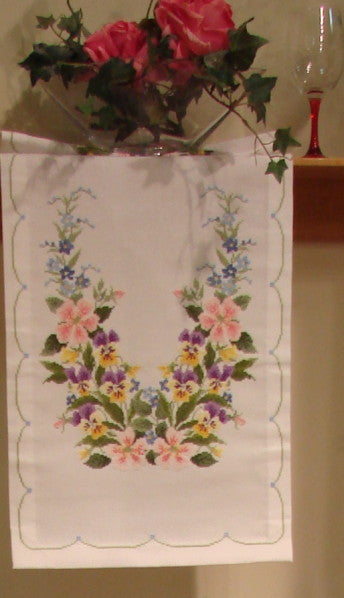 刺しゅうキット ワイルドローズのテーブルセンター(オフホワイト)1190 オリムパス 【KY】 クロスステッチ