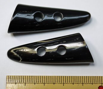 角ボタン 5602 40mm col.09 プラスチック製 Queen Bee 尾玉ボタン 【KN】