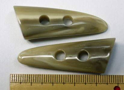 角ボタン 5602 40mm col.40 プラスチック製 Queen Bee 尾玉ボタン 【KN】