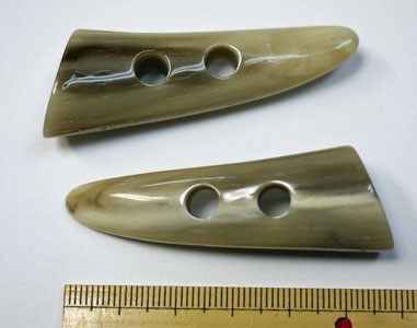 角ボタン 5602 55mm col.40 プラスチック製 Queen Bee 尾玉ボタン 【KN】