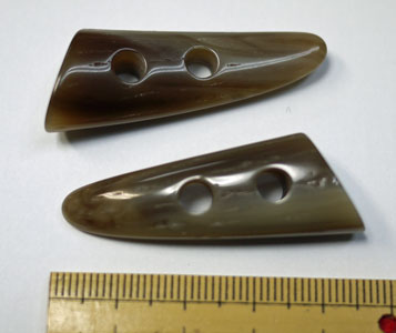 角ボタン 5602 40mm col.45 プラスチック製 Queen Bee 尾玉ボタン 【KN】